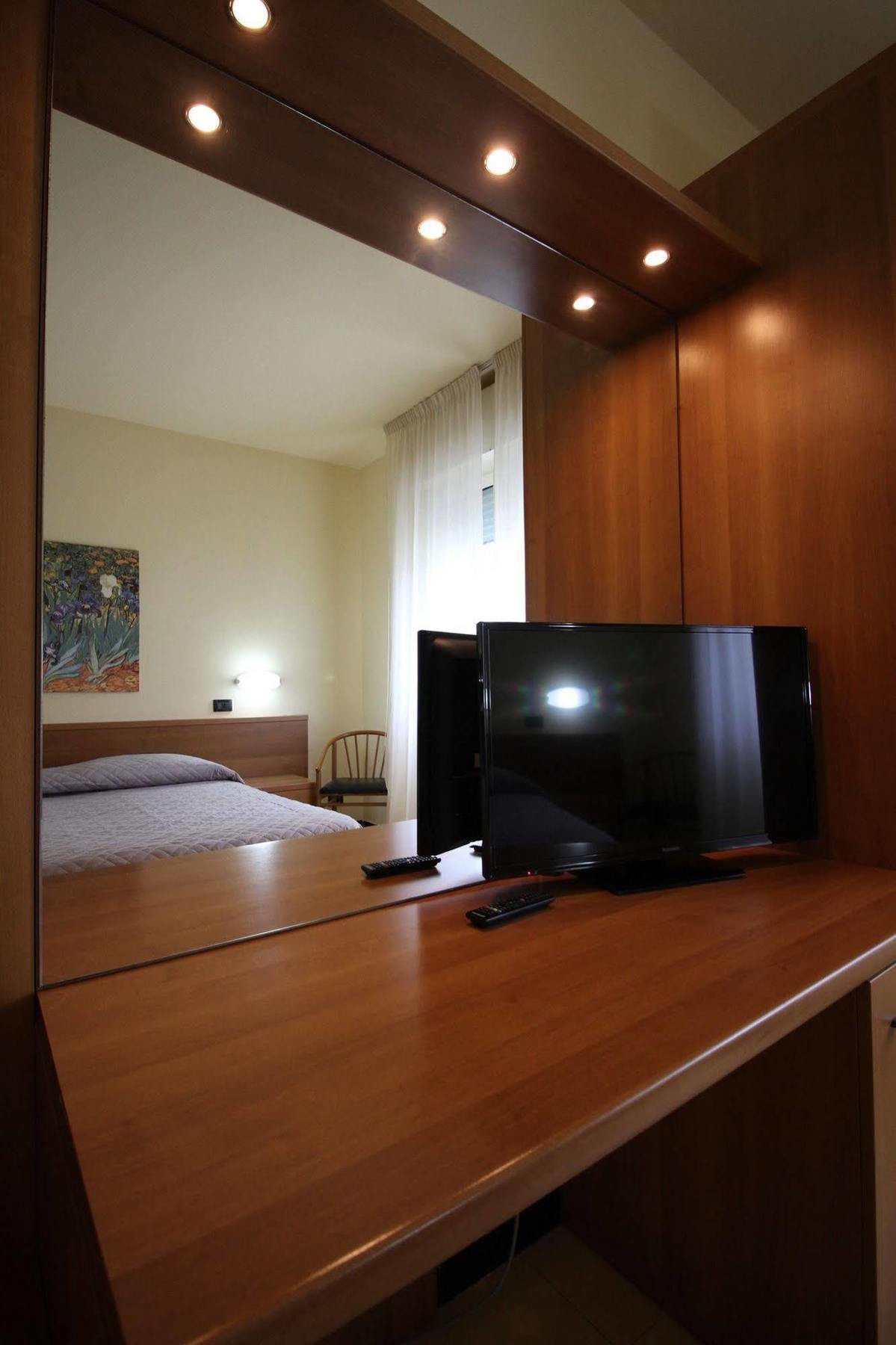 Hotel Italia Окиобело Екстериор снимка