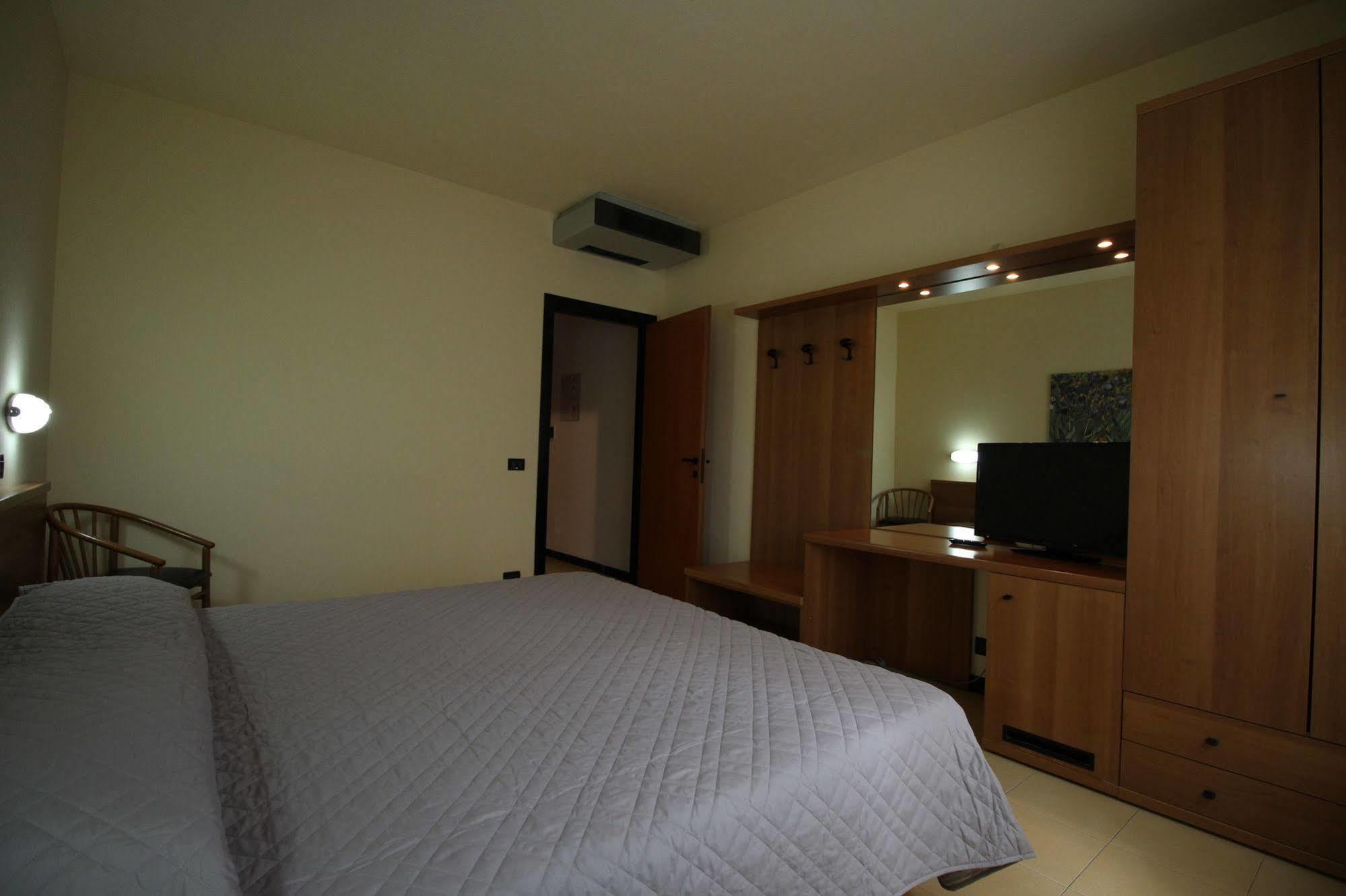Hotel Italia Окиобело Екстериор снимка